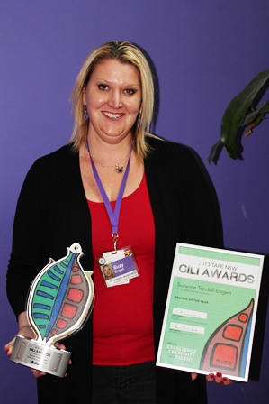 Suzy with her Gili Award and certificate.